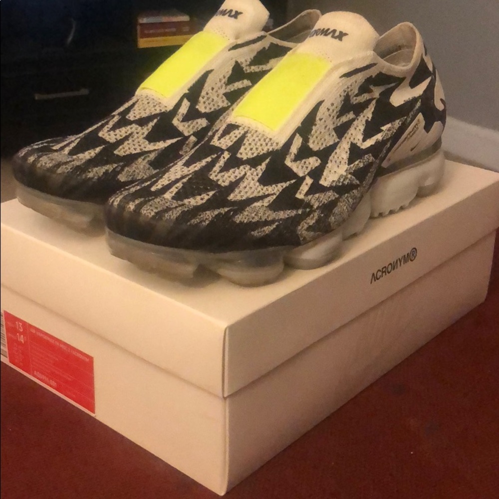NIKE 18’ vapormax moc “ACRONYM” sz 13